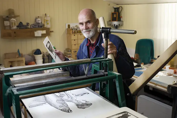 Helmut Böhm kunstenaar lithografie en ets uit Drunen in zijn atelier